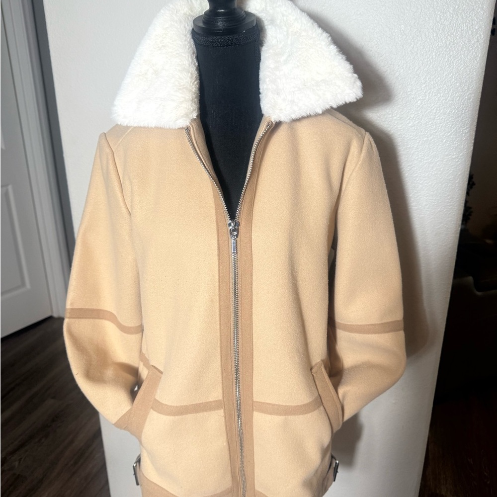 BAGATELLE NYC 
Women's Tan Jacket with White faux fur Collar
